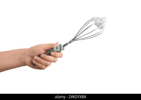 Frau mit Schneebesen mit Schlagsahne auf weißem Hintergrund, Nahaufnahme Stockfoto