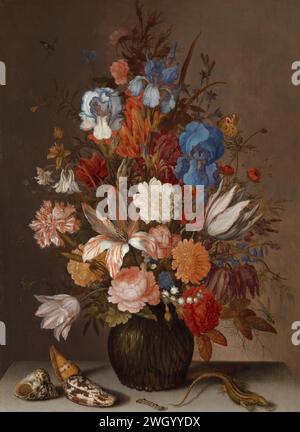 Stillleben mit Blumen, Balthasar van der AST, ca. 1625 - ca. 1630 Gemälde Blumenstillleben. In einer Glasflasche ein Blumenstrauß mit Tulpen, Rosen, Anjelieren, Iris, Kuckuckblüten und Eicheln. Auf dem Tisch eine Eidechse, eine raupe und ein paar Muscheln. Bereich. Ölfarbe (Farbe) Blüten in einer Vase. Weichtiere (+ Muscheln, Schneckenschalen usw.). Eidechsen: Eidechse. Insekten: raupe. Blumen: tulpe. Blumen: Rose Stockfoto