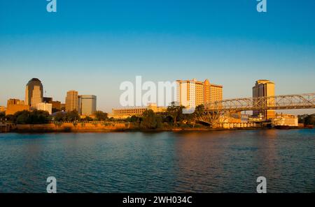 Skyline der Stadt und Kasinoviertel am Fluss entlang des Red River - Shreveport, Louisiana Stockfoto