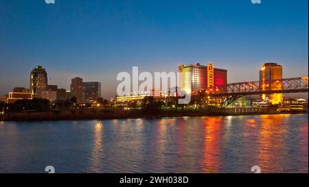 Skyline der Stadt und Kasinoviertel am Fluss entlang des Red River - Shreveport, Louisiana Stockfoto