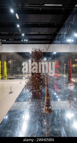 London, UK, 6. Februar 2024, When Forms Come Alive: Sixty Years of Restless Sculpture, eine neue Ausstellung in der Hayward Gallery. When Forms Come Alive, eine spielerische und lebendige Ausstellung, die zeigt, wie Künstler von Bewegung, Flux und organischem Wachstum inspiriert wurden, von der Geste einer Tänzerin bis zum Wellenbrechen, von einem Fluss aus geschmolzenem Metall bis zur Verschränkung eines Spinnennetzes. Diese einzigartige Ausstellung umfasst über 60 Jahre zeitgenössischer Kunst und umfasst eine Reihe energetischer skulpturaler Formen, die zu sprudeln scheinen, zu wölben, zu blühen. Andrew Lalchan Photography/Alamy Live News Stockfoto