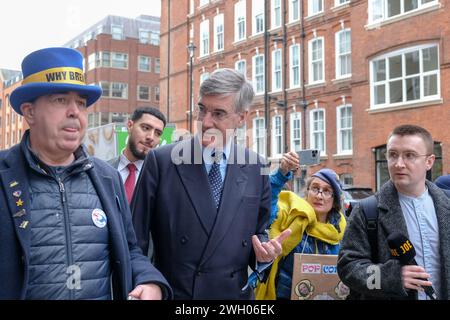 London, UK, 6. Februar 2024. Jacob Rees-Mogg verlässt das Emmanuel-Zentrum, nachdem er an der populären Auftaktveranstaltung zum Konservatismus teilgenommen hatte. Der ehemalige Kabinettsminister debattiert mit dem Anti-Brexit-Aktivisten Steve Bray. Quelle: Eleventh Photography/Alamy Live News Stockfoto