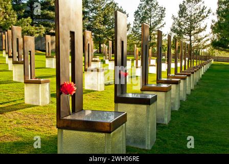 „Field of Empty Chairs“ im Oklahoma City National Memorial repräsentiert die 168 Toten, die bei der Bombardierung des Federal Building am 19. April 1995 ums Leben kamen Stockfoto