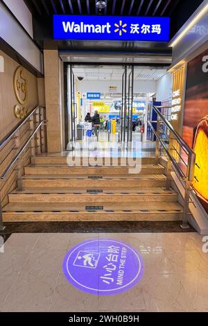 Peking, China. Dezember 2023. Kunden betreten am 10. Dezember 2023 ein Walmart-Geschäft in der Nähe der Caishikou Avenue im Zentrum von Peking. Walmart betreibt mehr als 400 Geschäfte in China. (Foto: Samuel Rigelhaupt/SIPA USA) Credit: SIPA USA/Alamy Live News Stockfoto