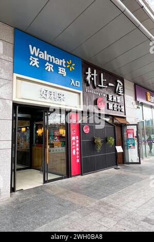 Peking, China. Dezember 2023. Kunden betreten am 10. Dezember 2023 ein Walmart-Geschäft in der Nähe der Caishikou Avenue im Zentrum von Peking. Walmart betreibt mehr als 400 Geschäfte in China. (Foto: Samuel Rigelhaupt/SIPA USA) Credit: SIPA USA/Alamy Live News Stockfoto