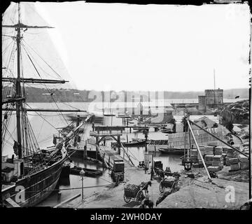 Anlegestellen in der Nähe von Fort Macquarie, Bennelong Point. Fort Macquarie & The First Sydney Rowing Club Shed, Bennelong Point (Tubowgule), Sydney, um 1873, aus Vintage-Glas negativ, Stockfoto