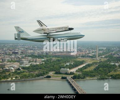 Das Space Shuttle Discovery, das auf einem NASA 747 Shuttle Carrier Aircraft (SCA) montiert ist, fliegt über der Skyline von Washington, wie es von einem NASA T-38 Flugzeug aus gesehen wird, Dienstag, den 17. April 2012. Discovery, der erste Orbiter, zog sich aus der NASA-Shuttle-Flotte zurück, absolvierte 39 Missionen, verbrachte 365 Tage im Weltraum, umkreiste 5.830 Mal die Erde und reiste 148.221.675 Meilen. Die NASA wird Discovery an das National Air and Space Museum übertragen, um ihre neue Mission zu beginnen, um vergangene Errungenschaften im Weltraum zu gedenken und zukünftige Generationen von Entdeckern zu erziehen und zu inspirieren. Foto: (NASA/Robert Markowitz) Stockfoto