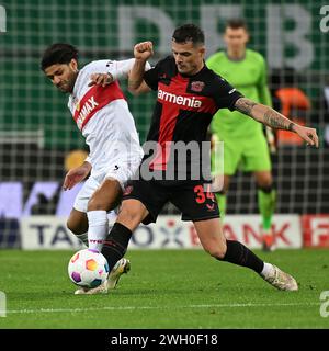 Leverkusen, Deutschland. Februar 2024. Granit Xhaka (R) von Bayer 04 Leverkusen streitet mit Mo Dahoud vom VfB Stuttgart beim Finale des Deutschen Pokalviertels zwischen Bayer 04 Leverkusen und VfB Stuttgart am 6. Februar 2024 in Leverkusen. Quelle: Ulrich Hufnagel/Xinhua/Alamy Live News Stockfoto