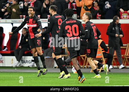 Leverkusen, Deutschland. Februar 2024. Amine Adli (1. L) von Bayer 04 Leverkusen feiert, nachdem er mit seinen Teamkollegen beim Viertelfinalspiel des Deutschen Cups zwischen Bayer 04 Leverkusen und dem VfB Stuttgart am 6. Februar 2024 in Leverkusen einen Treffer erzielt hat. Quelle: Ulrich Hufnagel/Xinhua/Alamy Live News Stockfoto