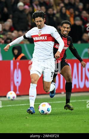 Leverkusen, Deutschland. Februar 2024. Amine Adli (R) von Bayer 04 Leverkusen streitet sich mit Ito Hiroki vom VfB Stuttgart während des Viertelfinales des Deutschen Cups zwischen Bayer 04 Leverkusen und VfB Stuttgart am 6. Februar 2024 in Leverkusen. Quelle: Ulrich Hufnagel/Xinhua/Alamy Live News Stockfoto