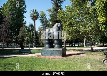 Fernando Boteros berühmte Pferdeskulptur in Santiago's Parque Forestal Stockfoto