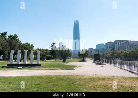 El Parque de las Esculturas in Santiago, Chile, ist ein bekannter Skulpturenpark im Freien, der eine vielfältige Sammlung zeitgenössischer Kunstwerke zeigt. Stockfoto