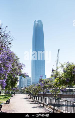 El Parque de las Esculturas in Santiago, Chile, ist ein bekannter Skulpturenpark im Freien, der eine vielfältige Sammlung zeitgenössischer Kunstwerke zeigt. Stockfoto