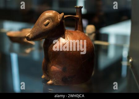 Nasua Narica zoomorphe Brücken-Flasche aus der Chorrera-Kultur, 1000-300 v. Chr., im Chilenischen Museum für präkolumbische Kunst Stockfoto