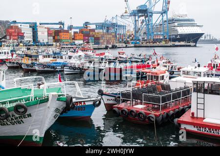 Der Hafen von Valparaíso, der sich in der gleichnamigen Stadt in der chilenischen Region Valparaíso befindet, ist einer der wichtigsten Containerterminals des Landes. Stockfoto