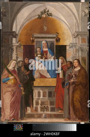 Madonna und Kind mit den hl. Katharina, Franziskus von Assisi, Johannes dem Täufer, Johannes dem Evangelisten, Antonius von Padua und Maria Magdalena, Marcello Fogolino, 1510–1520 Gemälde Maria mit Kind und Heiligen. Kircheninnenraum mit Maria in der Mitte mit dem Christuskind und einem Buch, das auf einem erhöhten Thron sitzt. Links die Heiligen Catharina, Franziskus und Johannes der Täufer. Auf der rechten Seite die Heiligen Maria Magdalena, Antonius van Padua und Johannes der Evangelist. Auf der Stufe vor dem Thron befindet sich eine Glasvase mit ein paar Blumen, an den Ecken des Throns hängen Bündel mit Früchten. Leinwand. Ölfarbe Stockfoto