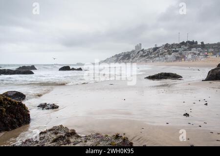 Reñaca, ein beliebtes Touristenziel, vor allem in den Sommermonaten. Es bietet einen atemberaubenden Blick auf die Küste, Sandstrände und eine lebhafte Atmosphäre. Stockfoto