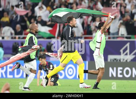 Al Rayyyan, Katar. Februar 2024. Spieler aus Jordanien feiern nach dem Halbfinale zwischen Jordanien und Südkorea beim AFC Asiencup Qatar 2023 in Al Rayyyan, Katar, 6. Februar 2024. Quelle: Ding Ting/Xinhua/Alamy Live News Stockfoto