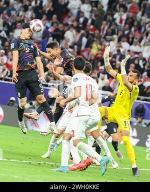 Al Rayyyan, Katar. Februar 2024. Südkoreas Cho GUE-sung (Top) geht im Halbfinale zwischen Jordanien und Südkorea beim AFC Asian Cup Qatar 2023 in Al Rayyyan, Katar, am 6. Februar 2024 vor den Ball. Quelle: Ding Ting/Xinhua/Alamy Live News Stockfoto