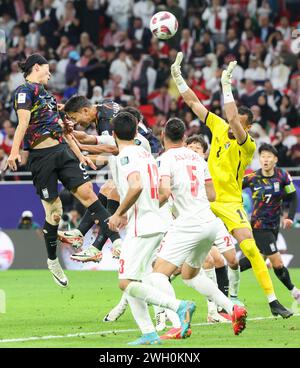 Al Rayyyan, Katar. Februar 2024. Südkoreas Cho GUE-sung (Top) geht im Halbfinale zwischen Jordanien und Südkorea beim AFC Asian Cup Qatar 2023 in Al Rayyyan, Katar, am 6. Februar 2024 vor den Ball. Quelle: Ding Ting/Xinhua/Alamy Live News Stockfoto