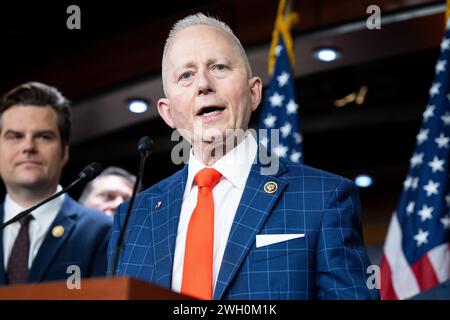 Washington, Usa. Februar 2024. Der US-Repräsentant Jeff Van Drew (R-NJ) spricht über eine Resolution des Repräsentantenhauses, in der erklärt wird, dass der ehemalige Präsident Donald Trump (R) nicht an einem Aufstand gegen die Vereinigten Staaten im Kapitol beteiligt war. Quelle: SOPA Images Limited/Alamy Live News Stockfoto