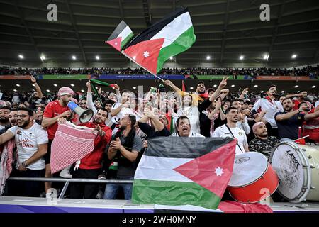 Al Rayyyan, Katar. Februar 2024. Fans von Jordanien feiern nach dem Halbfinale zwischen Jordanien und Südkorea beim AFC Asiencup Qatar 2023 in Al Rayyyan, Katar, 6. Februar 2024. Quelle: Jiang Han/Xinhua/Alamy Live News Stockfoto