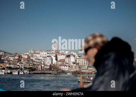 Istanbul, Türkei. Februar 2024. Der historische Galaturm ist von der Brücke aus sichtbar, die Karaköy und Eminönü verbindet. Quelle: SOPA Images Limited/Alamy Live News Stockfoto