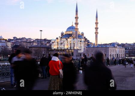 Istanbul, Türkei. Februar 2024. Die Menschen laufen auf der Galatebrücke, im Hintergrund befindet sich die neue Moschee im Eminönü-Gebiet. Quelle: SOPA Images Limited/Alamy Live News Stockfoto