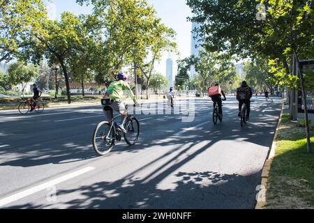 Ciclo Recreo Vía in Santiago de Chile verwandelt Straßen in autofreie Fußgängerwege für Sport, Freizeit und Gemeindeversammlungen. Stockfoto