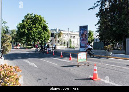 Ciclo Recreo Vía in Santiago de Chile verwandelt Straßen in autofreie Fußgängerwege für Sport, Freizeit und Gemeindeversammlungen. Stockfoto