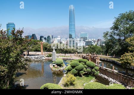 Panoramablick auf den Japanischen Garten und die Stadthäuser von Santiago, aus Santiago's Metropolitan Park. Stockfoto