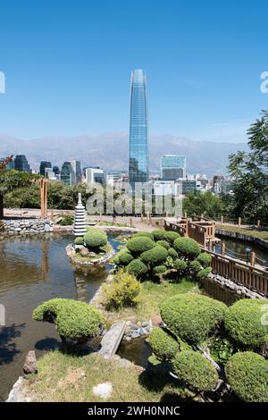 Panoramablick auf den Japanischen Garten und die Stadthäuser von Santiago, aus Santiago's Metropolitan Park. Stockfoto