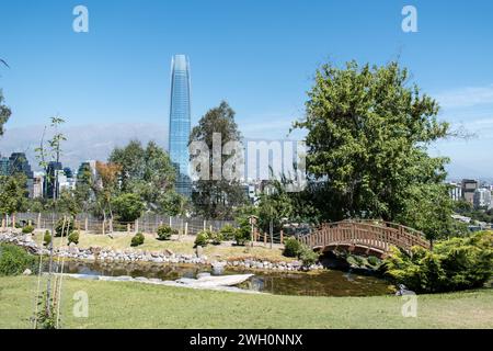 Panoramablick auf den Japanischen Garten und die Stadthäuser von Santiago, aus Santiago's Metropolitan Park. Stockfoto