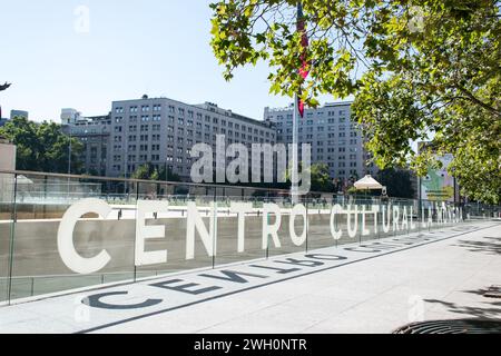 Das Centro Cultural La Moneda in Santiago de Chile ist ein dynamisches Kulturzentrum im historischen Palacio de La Moneda. Stockfoto