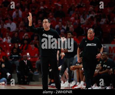 6. Februar 2024: Kellen Sampson (links) ruft den Co-Coach der Houston Cougars an, als der Coach Kelvin Sampson (rechts) während eines Big 12 Basketballspiels zwischen den Houston Cougars und den Oklahoma State Cowboys am 6. Februar 2024 in Houston zusieht. Houston gewann 79:63. (Kreditbild: © Scott Coleman/ZUMA Press Wire) NUR REDAKTIONELLE VERWENDUNG! Nicht für kommerzielle ZWECKE! Stockfoto