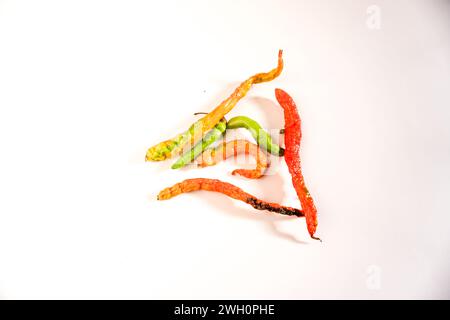 Getrocknete und verrottete Chilischoten, isoliert auf weißem Hintergrund Stockfoto