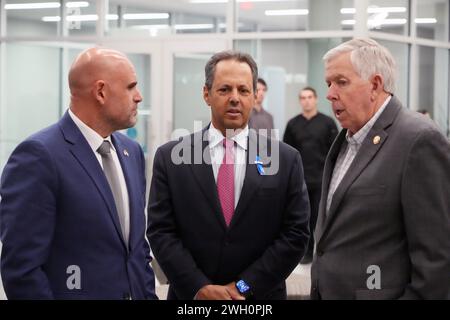 Creve Coeur, Usa. Februar 2024. Der Gouverneur von Missouri Mike Parson (R) Mark Wilf, Inhaber und Präsident der Minnesota Vikings, derzeitiger Vorsitzender der Jewish Agency for Israel (C), und Maor Elbaz-Starinsky, Generalkonsul von Israel in Miami, drängen sich vor ihrer Podiumsdiskussion in der St. Louis Kaplan Feldman Holocaust Museum in Creve Coeur, Missouri am Dienstag, 6. Februar 2024. Die Jury erörterte die Bedeutung der israelischen Aktionen, des Krieges und der antisemitischen Aktivitäten in ganz Nordamerika. Foto: Bill Greenblatt/UPI Credit: UPI/Alamy Live News Stockfoto