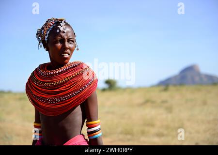 Eine junge Samburu-Frau, die eine traditionelle Halskette mit mehreren Perlen trägt. Laisamis-South Horr Road, Kenia. Stockfoto