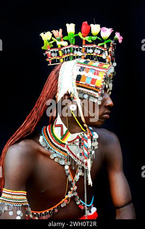 Porträt eines Samburu-Kriegers (moran), aufgenommen in der Gegend von South Horr im Norden Kenias. Stockfoto