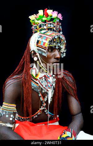 Porträt eines Samburu-Kriegers (moran), aufgenommen in der Gegend von South Horr im Norden Kenias. Stockfoto