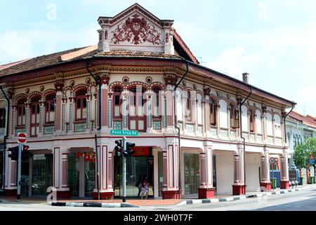 Farbenfrohe alte Gebäude entlang der Koon Seng Road in Singapur. Stockfoto