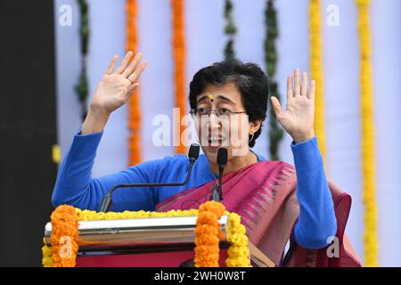 Neu-Delhi, Indien. Februar 2024. NEW DELHI, INDIEN - 6. FEBRUAR: Bildungsminister Atishi spricht während der Einweihung des neuen Gebäudes der Dr. B.R. Ambedkar School of Specialized Excellence in Paschim Vihar am 6. Februar 2024 in New Delhi, Indien. (Foto: Sanchit Khanna/Hindustan Times/SIPA USA) Credit: SIPA USA/Alamy Live News Stockfoto