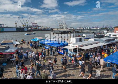 Hamburg, Deutschland - 17. Juli 2022: City Skyline am berühmten Hamburger Fischmarkt Stockfoto