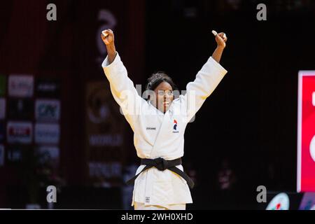 Paris, Frankreich. Februar 2024. Madeleine Malonga (weiß) aus Frankreich feiert nach dem Gewinn einer Bronzemedaille während des Judo Grand Slam Paris 2024 mit 78 kg. In der Accor Arena in Paris fand vom 2. Bis 4. Februar der Paris Grand Slam statt, eine Veranstaltung des Weltkreises der Internationalen Judo-Föderation (IFJ). Am Sonntag, dem letzten Wettkampftag, traten Athleten der Klassen Männer mit 90 kg und 100 kg und Frauen mit 78 kg und 78 kg an. Quelle: SOPA Images Limited/Alamy Live News Stockfoto