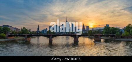 Frankfurt Deutschland, Panorama-Skyline bei Sonnenuntergang am Main und Business-Wolkenkratzer Stockfoto