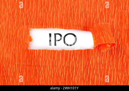 IPO-Abkürzung für das erste öffentliche Angebot der Text unter dem zerrissenen Papier ist orange auf weißem Hintergrund Stockfoto