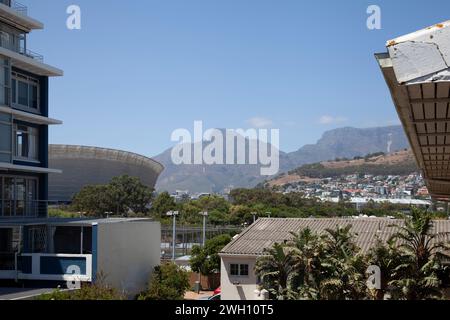 Blick auf das Stadion und den Tafelberg von den Apartments in Mouille Point, Kapstadt - Südafrika Stockfoto