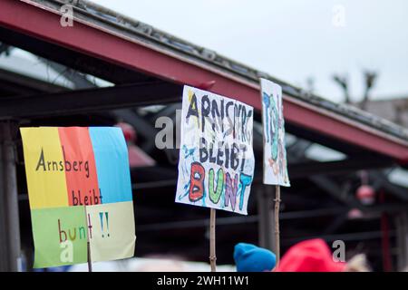 Arnsberg, NRW, Deutschland, 02 02 2024, Demonstration gegen Hass und Agitation, Fremdenfeindlichkeit und Rechtsdenken auf dem Marktplatz in Arnsberg-Neheim, Stockfoto