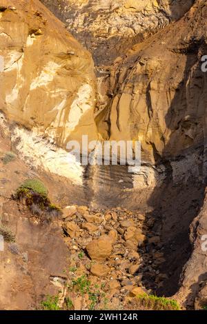 Schlammrutsche Wasserfall erodierte Sandsteinklippen Torrey Pines State Reserve historischer atmosphärischer River Rain Storm überschwemmt San Diego Südkalifornien USA Stockfoto