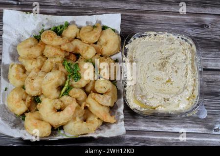 Tahini und gebratene Garnelen, die mit Mehl bedeckt und in tiefem heißem Öl frittiert sind, sind Krebstiere (eine Form von Schalentieren) mit einem langen Körper und einer Prima Stockfoto